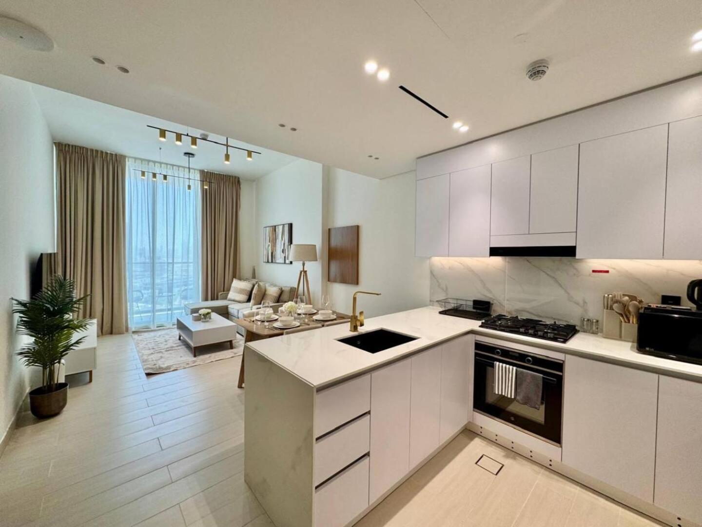 Apartment Modern 1-bedroom Haven With Soothing Interiors *